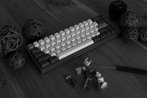 KBC/GH Photo Contest #1: Black and White Keyboard Photos | by T0mb3ry Black And White Mechanical Keyboard, Black Mechanical Keyboard, Black And White Keyboard, Best Pc Setup, Keyboard Ideas, Custom Keyboards, White Keyboard, Cheap Keyboards, Diy Mechanical Keyboard