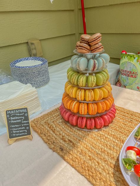 grad party macaroons/garden party Pastel, Cool Grad Party Ideas, Grad Party Inspo Food, Grad Party Garden Theme, Picture Wall Ideas Grad Party, Beachy Graduation Party, Graduation Party Ideas Flowers, Garden Party Grad Party, Flower Themed Graduation Party