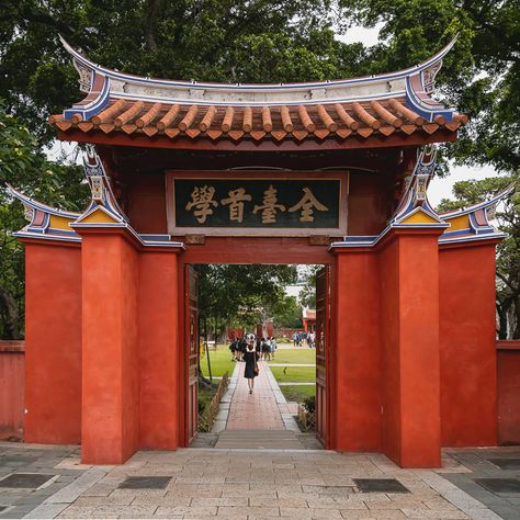 Chinese Gates Entrance, Chinese Gate Design, Restoration Hardware Style Living Room, Japan Castle, Chinese Culture Art, Chinese Gate, Chinese Temples, Chinese Lettering, Chinese Chess