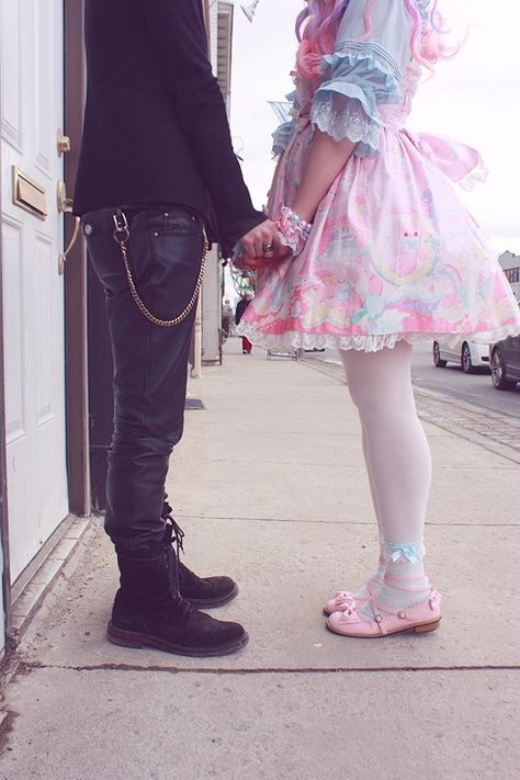 I wanna redraw this in reverse styles...like the boy in pastel punk style and girl in a gothic lolita dress. Pastel Punk, Estilo Harajuku, Look Grunge, Harajuku Girls, Estilo Punk, Japanese Street Fashion, Sweet Lolita, J Fashion, Kawaii Clothes