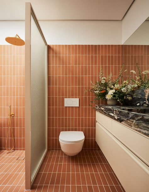 Terracotta Bathroom Tiles, Terracotta Tile Bathroom, Terracotta Bathroom, Drømme Bad, Retro Bathrooms, Brown Bathroom, Terracotta Tiles, Bathroom Inspo, Metroid