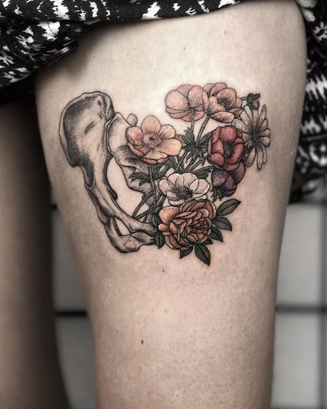 Fleur Noire Tattoo Parlours on Instagram: “#pelvis with flowers by @baudnach ➕➕➕➕➕➕➕➕➕➕➕➕➕➕➕➕➕➕➕➕➕➕ #blackworkerssubmission #tttism #tattooartistmagazine #blxckink #inkedmag…” Pelvis Bone Tattoo, Midwife Tattoo Ideas, Midwife Tattoo, Uterus Tattoo, Pelvis Tattoo, Pelvis Anatomy, Anatomy Tattoo, Skeleton Body, Pelvic Bone