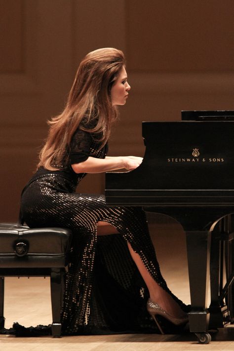 Who said you shouldn't play in heels? Lola Astanova = HOT. Female Pianist, Lola Astanova, Piano Photoshoot, Piano Girl, Sam Cannon, Musician Portraits, Piano Recital, Concert Dresses, Youtube Sensation