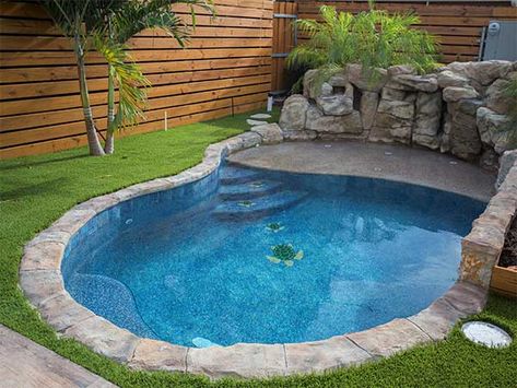 Spool Design Ideas - Backyard Spool Pool Finish & Designs Creek Swimming, Stock Tank Swimming Pool, Tank Swimming Pool, Backyard Landscapes, Slope Landscaping, Tiny Backyard, Moderne Have, Pool Cost, Kolam Air