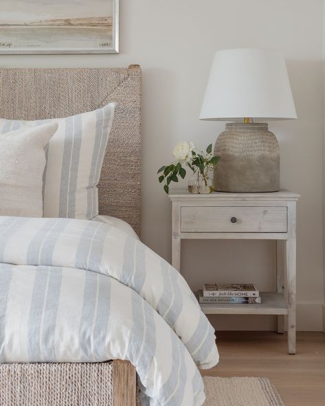 - CYNTHIA LANE - Wake up in tranquility with this bedroom setup. The cozy woven headboard pairs perfectly with the soft, striped bedding for a touch of coastal charm. A nightstand adorned with a textured lamp and fresh blooms completes the calming vibe. #BedroomGoals #CoastalDecor #HomeInspiration #WovenHeadboard #StripedBedding #RusticNightstand #CeramicLamp #FreshFlowers #DecorBooks #NaturalTextiles #NeutralPalette #TexturedRug #BedsideTable #LinenBedding #InteriorElements #DesignElemen... Costal Guest Bedrooms, Cottage Coastal Bedroom, Italian Beach House Interior Design, Hamptons House Aesthetic, Small Lake House Interior, Cozy Bedroom Color Schemes, Italian Bedroom Decor, Coastal Teen Bedroom, Alice Aedy