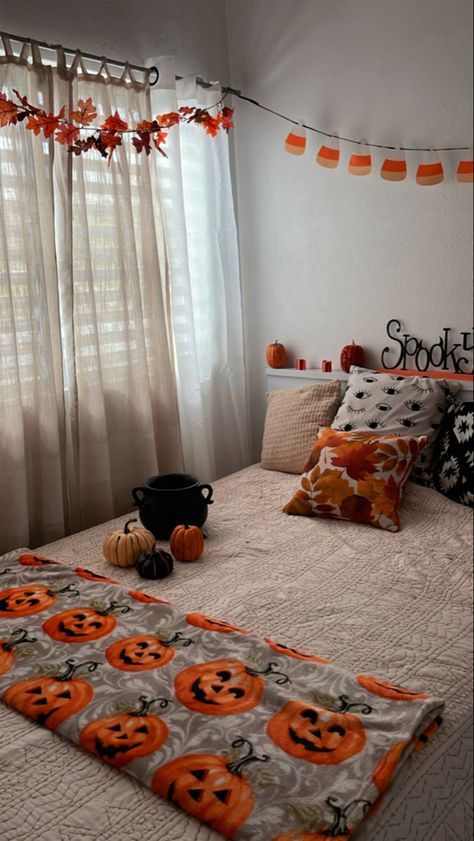 How To Make Your Room Halloween, Fall Room Diy Decor, Room Inspo Halloween, Thanksgiving Room Decor, Fall Room Inspo Aesthetic, Halloween Bedroom Decor Ideas, Spooky Bedroom Aesthetic, Halloween Decor For Bedroom, Halloween Room Ideas Bedrooms