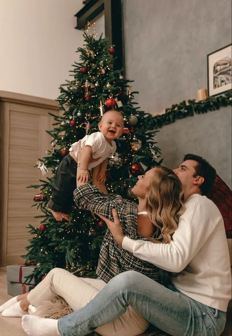 Christmas Photography Family, Baby Christmas Photography, Photo Bb, Christmas Baby Pictures, Christmas Poses, Christmas Family Photoshoot, Family Photos With Baby, Baby Christmas Photos, First Christmas Photos