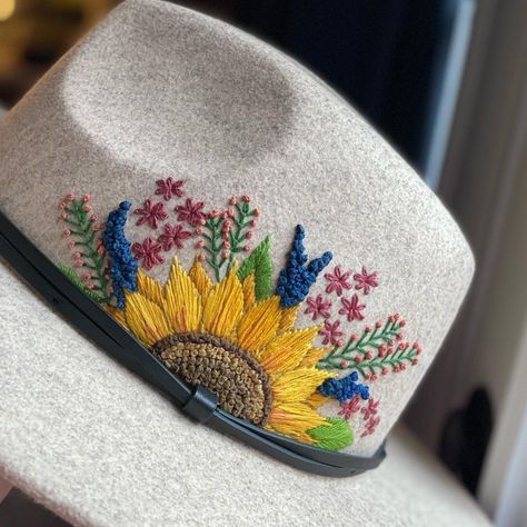 Embroidered Wide Brim Hat, Felt Hat Embroidery, Embroidered Hat Diy, Embroidered Felt Hat, Embroidery Hat Ideas, Hat Embroidery Ideas, Embroidered Fedora, Custom Hat Ideas, Embroidery On Hats