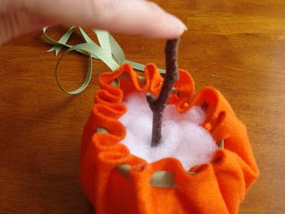 East Coast Mommy: 5 Minute Felt Pumpkin Harvest Festival Crafts, Fall Felt Crafts, Pumpkin Headband, Halloween Felt Crafts, Family Service, Halloween Sewing Projects, Halloween School Treats, Felt Craft Projects, Fall Pumpkin Crafts