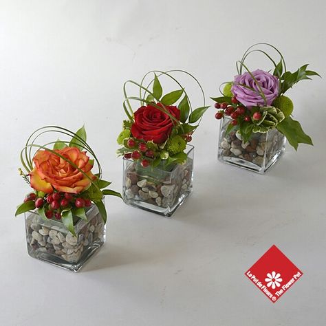 Valentine Flower Arrangements, Dekoratívne Vence, Square Glass Vase, Săpunuri Handmade, Small Flower Arrangements, Creative Flower Arrangements, Flower Vase Arrangements, Square Vase, Flower Arrangements Simple