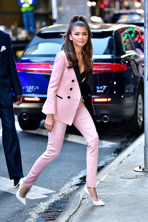 James Devaney Stile Blair Waldorf, Zendaya Outfits, Zendaya Style, Pink Suit, Summer Work Outfits, Work Outfits Women, Business Attire, Suit Fashion, Looks Style