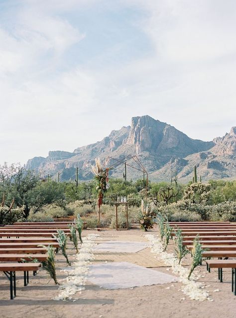 A dreamy ceremony venue with Superstition Mountains as the background l Image by Saje Photography Desert Stars, Arizona Desert Wedding, Arizona Wedding Venues, Superstition Mountains, Scottsdale Wedding, Sedona Wedding, Desert Safari, Dubai Desert, Arizona Desert