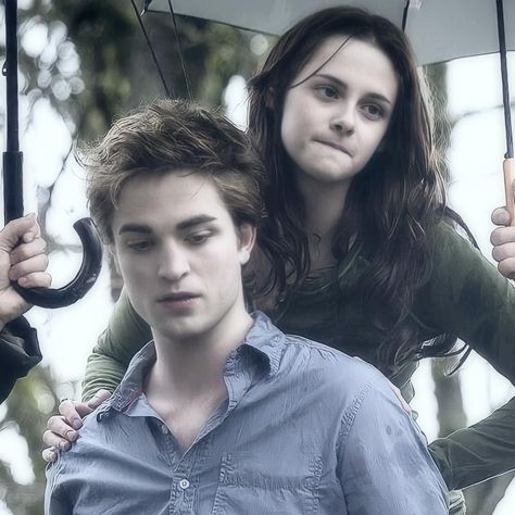 Twilight Bella And Edward, Twilight Outfits, Vampire Twilight, Twilight Core, Twilight Vibes, Twilight 2008, Twilight Bella, Robert Pattinson Twilight, Twilight Cast