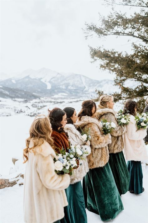 Winter Mountain Wedding Colorado // Breckenridge Wedding // Whitney Rae Photography - I can’t wait for you to see more of this wedding in Breckenridge at Sapphire Point. If you’re planning your Colorado wedding, you’ll want to see more of Sierra and David’s day. Get inspired by winter themed wedding, wedding invitations elegant, winter bouquet, and mountain wedding venues. Book me for your Breckenridge elopement photos or intimate wedding at bywhitneyrae.com! Snow Wedding Colors, Winter Mountain Wedding Colors, January Wedding Aesthetic, Cowboy Winter Wedding, Winter Ranch Wedding, Montana Winter Wedding, Snowy Wedding Aesthetic, Winter Wedding Colorado, Winter Ski Wedding