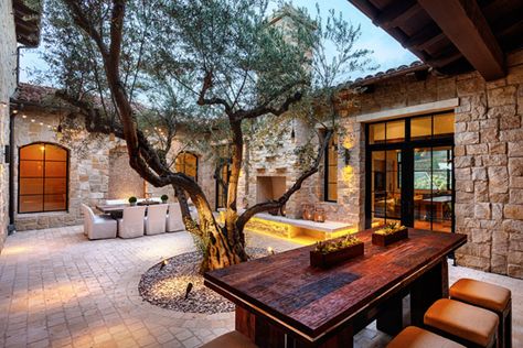 Spanish House with Central Courtyard | Accessible modern home in California: Marin County Residence Mediterranean Patio, Courtyard Gardens Design, Courtyard Design, Rustic Italian, Casa Patio, Casas Coloniales, Spanish Style Homes, Mediterranean Decor, Italian Home