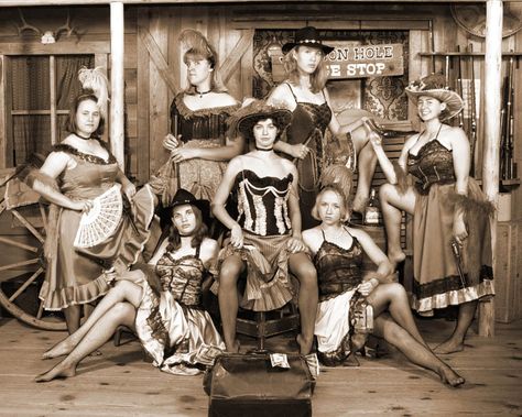 Wild West Women, Saloon Girl Costumes, Soiled Doves, Old West Saloon, Saloon Girl, Old West Photos, Western Saloon, Old Time Photos, Wild West Party