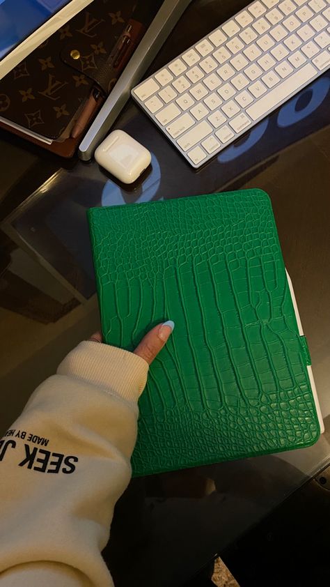 I Pad Accessories Aesthetic, Ipad Air Case Aesthetic, Ipad Aesthetic Green, Green Ipad Aesthetic, Ipad Cases Aesthetic, Ipad Case Green, Ipad Case Ideas, Ipad Uses, Ipad Mini Aesthetic