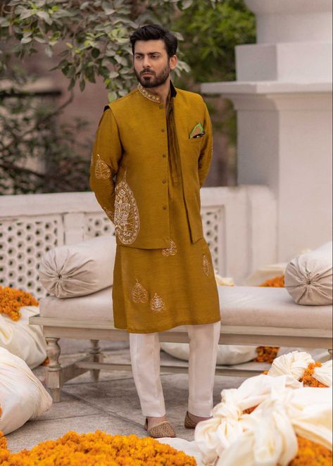 Pista Colour Kurta For Men, Haldi Outfits For Men, Haldi Ceremony Outfit For Men, Sadaf Fawad Khan, Pitta Work, Mehandi Outfits, Casual Wedding Outfit, Shadi Dress, Haldi Ceremony Outfit