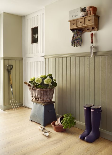 Tongue & groove panelled hallway www.easipanel.co.uk Waynes Coating Ideas, Classic Panelling, Lambriseringen Gang, Hallway Panelling, Cottage Hallway, Wainscoting Hallway, Painted Wainscoting, Wainscoting Bedroom, Tongue And Groove Walls