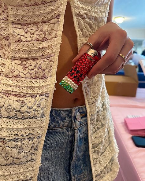 Watermelon lighter 🍉 Diy Decorate Lighter, Bedazzled Lighter, Diy Rhinestone Crafts, Lighter Art, Custom Lighters, Rhinestone Projects, Rhinestone Crafts, Diy Rhinestone, Rhinestone Art