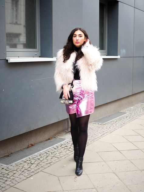 Pink Metallic Skirt Outfit, Metallic Skirt Outfit, Berlin Food, Fashion Week Outfit, Quay Sunglasses, Pink Mini Skirt, Outfit Chic, Metallic Skirt, Winter Party