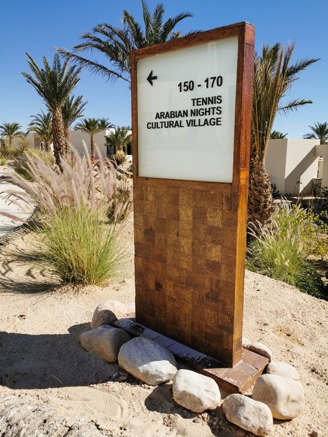 Outdoor wayfinding sign - Palm tree wood, Acryl with integrated led lighting.  Anantara Tozeur Resort © SIGNO sarl - Tunisia Signage Design Outdoor Creative, Wood Wayfinding, Beach Signage, Atlantis Aesthetic, House Signage, Palm Tree Wood, Monument Signage, Hotel Signage, Koh Kood