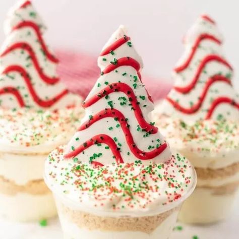 December Treats, Dirt Cups Dessert, Dirt Cups Recipe, Christmas Tree Desserts, Dirt Cake Recipes, Little Debbie Christmas Tree, Easy Dessert Recipes Christmas, Christmas Yummies, Dirt Cups