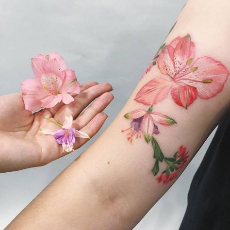 Tattoo Filter is a tattoo community, tattoo gallery and International tattoo artist, studio and event directory. Realistic Flower Tattoo, Chrysanthemum Tattoo, Tattoo Trend, Tattoo Prices, Skeleton Hand Tattoo, Tattoo Artwork, Tatuaje A Color, Botanical Tattoo, Girly Tattoos