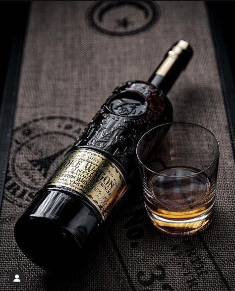 Whiskey Aesthetic, Whiskey Neat, Tequila Bottles, Home Bar Designs, Alcohol Bottles, Cigars And Whiskey, Types Of Wine, Wine Top, Single Malt Whisky