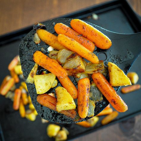 Roasted Carrots with Apples and Onions - Cook This Again Mom Carrots And Apples Side Dish, Roasted Carrots And Onions, Apples And Onions, Carrot Pasta, Roasted Baby Carrots, Roasted Carrots Recipe, Roasted Apples, Side Dishes For Chicken, Green Chef