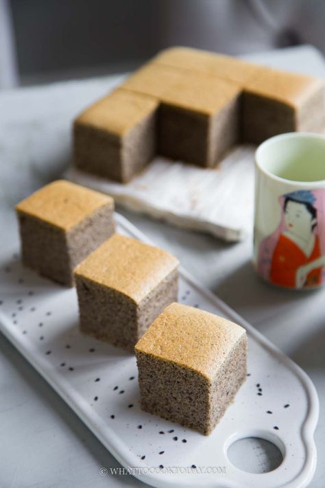 Keto Black Sesame Recipes, Vegan Black Sesame Cake, Black Sesame Sponge Cake, Black Sesame Chiffon Cake, Sesame Cake Recipe, Chinese Sponge Cake, Sesame Dessert, Cotton Sponge Cake, Black Sesame Cake