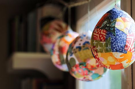 papier mache "lantern" decorations with beautiful, colorful paper Patchwork, Modge Podge Fabric, Fabric Lanterns, Balloon Lanterns, Fabric Lantern, Adaptive Art, Relief Art, Easter Fabric, Baseball Party