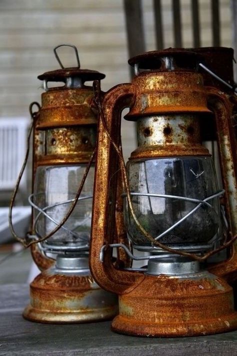 Linterna Rust Never Sleeps, Old Lanterns, Antique Lanterns, Old Metal, Vintage Lanterns, Lantern Lamp, Rusted Metal, Rusty Metal, Candle Lanterns