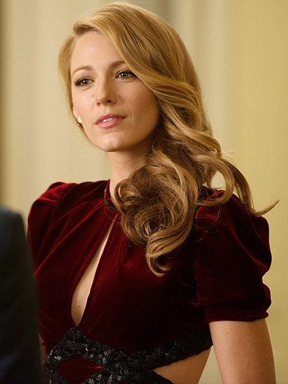 Blake Lively as Adaline Bowman Her side-swept golden curls are perfectly coiffed and shined; we're fully prepared to worship at the altar of her flawless strands. The Age Of Adaline, Age Of Adaline, Jenny Humphrey, Vintage Curls, Nate Archibald, Gossip Girls, Chuck Bass, فستان سهرة, Blair Waldorf