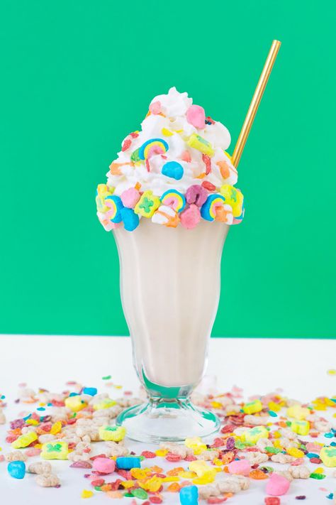 Make a rainbow cereal milkshake complete with cereal milk! And check out eight other drink and cocktail recipes for St. Patrick's Day! Unicorn Food, Rainbow Food, Unicorn Foods, Milkshake Recipes, Milk Shakes, God Mat, S'mores, Hot Fudge, An Ice Cream