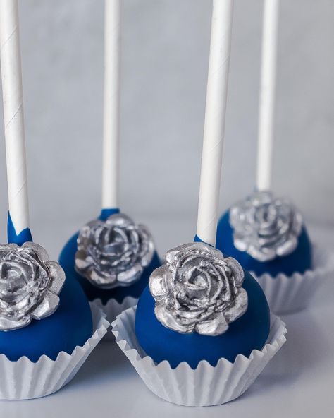 Royal blue cake pops with silver edible roses Royal Blue Cake Pops, Royal Blue Cake, Blue Cake Pops, Rose Cake Pops, Quince Cake, Winter Wonderland Cake, Cake Pop Designs, Wedding Snacks, Quinceanera Cakes