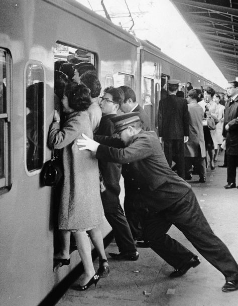 Not sure which is worse — being the pusher or pushee? | Insane Photos Of Tokyo Commuters In The '60s And '70s #throwbackthursday Metro Paris, Train Platform, On The Train, Black And White Photograph, U Bahn, Rush Hour, Photo Vintage, Black White Photos, The Train