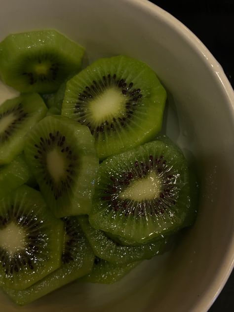 Kiwi Aesthetic Fruit, Kiwi Aesthetic, Kiwi And Strawberry, Healthy Lunch Snacks, Bengali Food, Food Hub, Healthy Food Dishes, Healthy Food Motivation, Food Displays