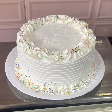 White Round Cake Simple, Simple Piped Cake, White Birthday Cake With Sprinkles, Simple White Cake Decoration, Simple Round Birthday Cake, Simple White Cake Design, Simple White Birthday Cake, White Simple Cake, Basic Cake Designs