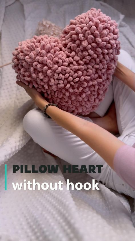 Free pattern. Finger crochet pillow. Heart without hook #knittedtoys #handmadetoys #knittedtoysfreepatternsbunnies #knittedtoysfreepatternseasycute Diy Finger Knitting, Finger Knitting Projects, Diy Knit Blanket, Hand Knitting Diy, Finger Crochet, Hand Knit Blanket, Crocheted Toys, The Meaning Of Life, Crochet Bag Tutorials