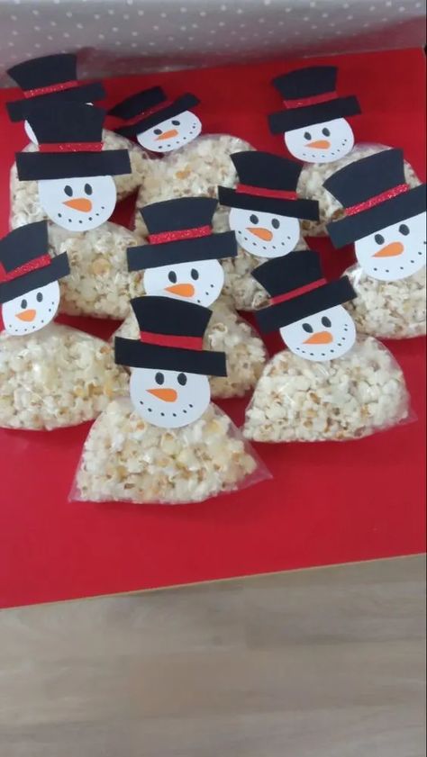 75+ Easy DIY Last Minute Christmas Gifts to Make in 2023 - HubPages Diy Last Minute Christmas Gifts, Christmas Fayre Ideas, Christmas Candy Crafts, Christmas Fair Ideas, Christmas Popcorn, Christmas Candy Gifts, Diy Christmas Presents, Christmas Gifts To Make, Christmas Gift Basket Ideas