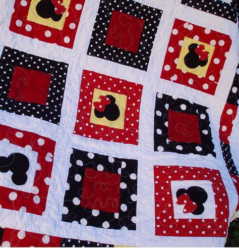 Minnie Mouse Patch Quilt - baby / Crib size 36 x 54 Tela, Patchwork, Disney Quilts, Mickey Mouse Quilt, Disney Quilt, Quilt Stories, Personalized Quilt, Textile Arts, Polka Dot Fabric