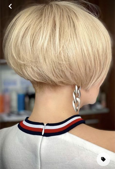 Bob With Undercut, Short Wedge Hairstyles, Kort Bob, Tan Skin Blonde Hair, Wedge Hairstyles, Layered Bob Haircuts, Stacked Bob Haircut, Short Hair Pixie Cuts, Bob Haircut With Bangs