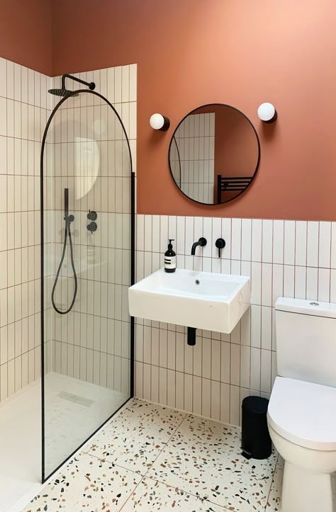 Vibrant Small Bathroom, Doors And Walls Same Color, Bathroom Ideas Colourful, Terrazo Tile Bathroom Ideas, Terracotta Bathroom Walls, Terracotta Bathroom Tiles, Terrazzo Tile Bathroom, Terrazzo Bathroom Floor, Terrazzo Tiles Bathroom