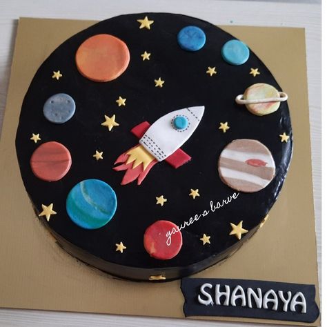 Cakes Space Theme, Easy Space Themed Cake, Rocket Shaped Cake, Space Cake Easy, Space Cake Ideas Simple, Space Cake Diy, Simple Space Theme Cake, Planet Cake Ideas, Simple Space Cake