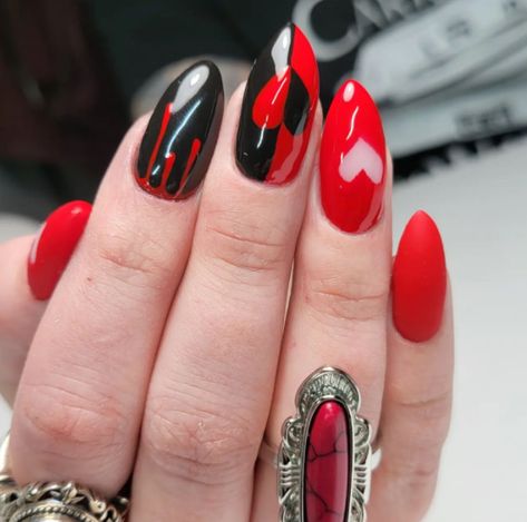 Harley Queen Valentine Red And Black Nails Design Dc Comics Nail Art, Nails 2033, Harley Quinn Nails Acrylic, Harley Quinn Nails Designs, Harley Quinn Nail Art, Red White And Black Nails, Red And Black Nails Design, Deadpool Nails, Queen Of Hearts Nails