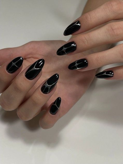 Black Nails With Silver Lines, Nail Design Black And Silver, Nail Art Designs Black And Silver, Black Nails Chrome Design, Silver Nails With Black Design, Black And Silver Nails Simple, Black And Nails Silver, Nail Black And Silver, Black Nails With Chrome Design