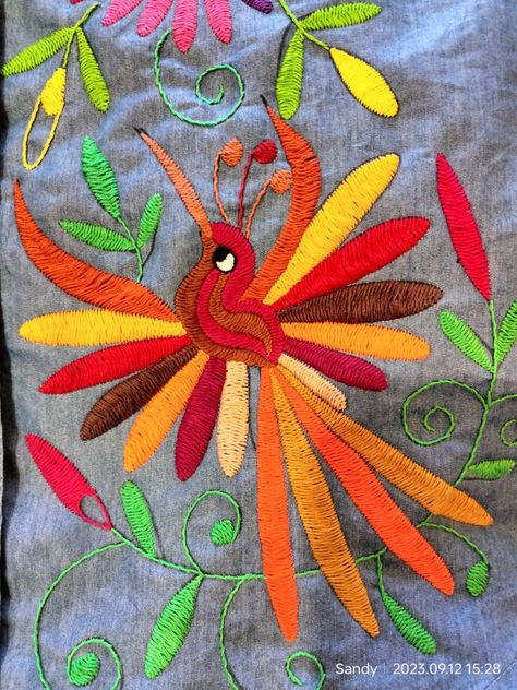 Ave bordada a mano en gama de colores de otoño. Otomi Art, Mexican Embroidery Designs, Bed Sheet Painting Design, Otomi Embroidery, Bed Cover Design, Cushion Embroidery, Mexican Culture Art, Denim Embroidery, Mexican Embroidery