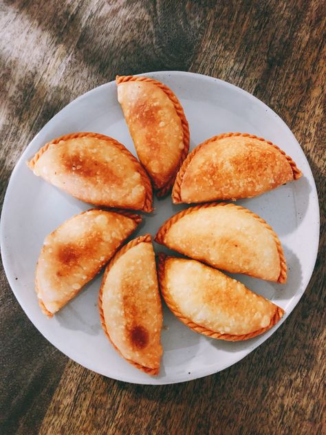 Malaysia's Favorite Snack: Kuih Karipap. Kuih karipap is one of Malaysia's favorite snacks of all time. It's very easy to make, and it's suitable to serve for teatime or appetizers. Malaysian Dessert, Steamer Recipes, Popular Snacks, Kitchen Smells, Tea Time Snacks, Food Stall, Grated Coconut, Coconut Cake, Asian Cooking