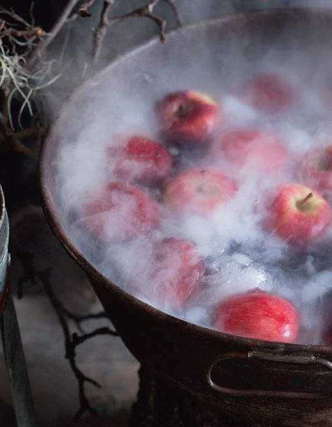 Spook your guests with Apple bobbing! Simply fill a wok with water and add fresh apples.   #Woolworths #Halloween #Apples #Scary #Halloweenideas #Haunted #October31 Halloween Apple Bobbing, Apple Bobbing Halloween, Bobbing For Apples Halloween, Bobbing Apples, Bob For Apples, 2000 Halloween, Rat Halloween, Spooky Foods, Apple Bobbing